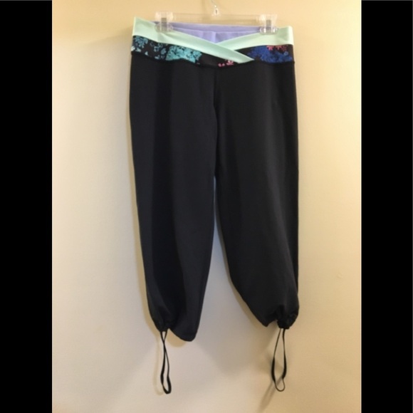 11. LULULEMON Dharana Black Petal POP Crop - Picture 6 of 15